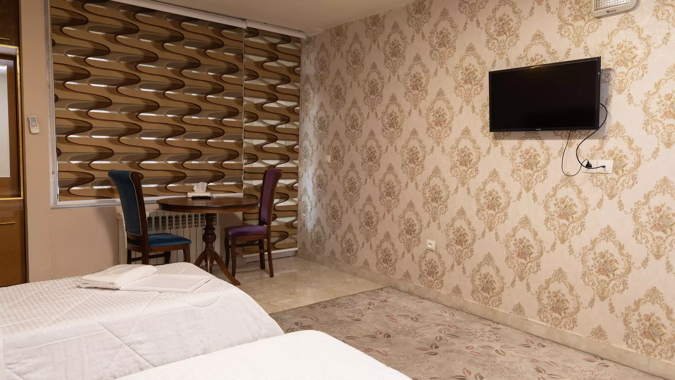 Alibaba https://cdn.alibaba.ir/ostorage/hotel-accommodation-images/674c0ede10d0d5745be3d2f2_هتل مرمر - اتاق سه تخته دبل سینگل (2).webp